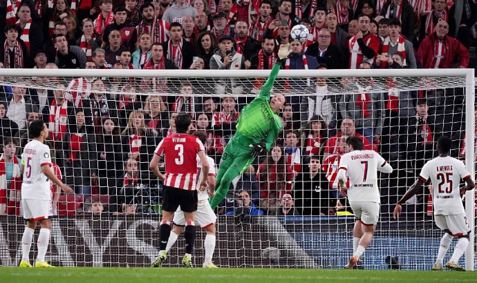 意甲赛程吃紧；巴黎圣日耳曼转会期门线救险；引发热议；更衣室氛围转暖的简单介绍